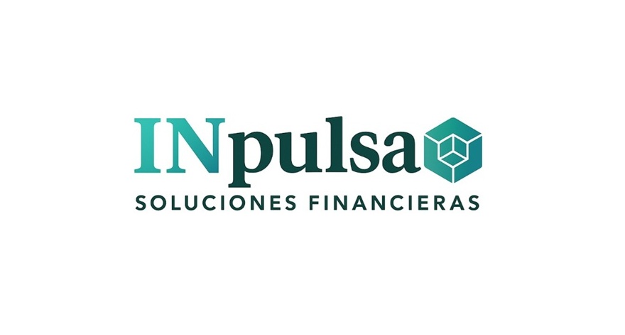 Familia feliz en su nuevo hogar - INpulsa Soluciones Financieras